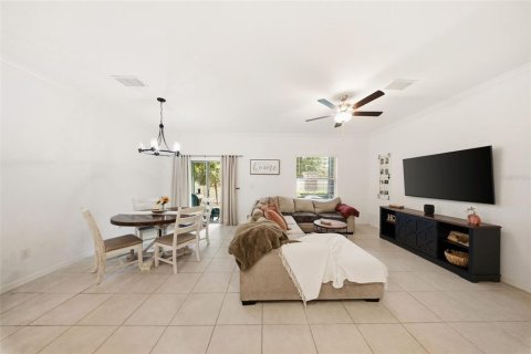Townhouse in CONNERTON

 in Land O' Lakes, Florida 3 bedrooms, 148.74 sq.m. № 2377628 - photo 9