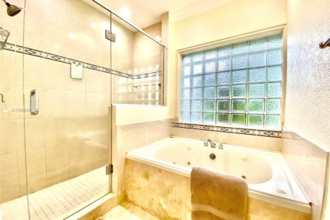 Villa ou maison à louer à Hollywood, Floride: 4 chambres, 270.53 m2 № 1939646 - photo 22