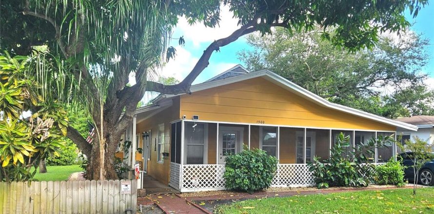 House in Clearwater, Florida 3 bedrooms, 139.35 sq.m. № 2310695