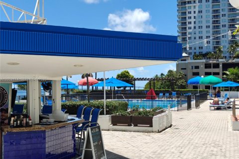 Condo in Miami, Florida, 2 bedrooms № 2173458 - photo 7