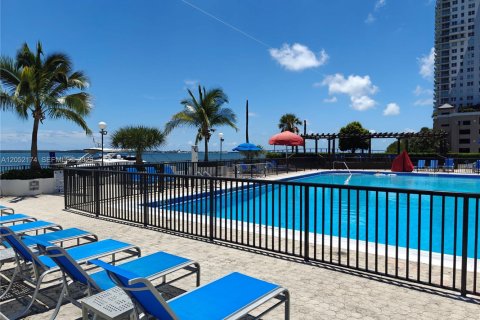 Condo in Miami, Florida, 2 bedrooms № 2173458 - photo 17