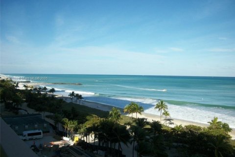 Condo in Bal Harbour, Florida, 2 bedrooms  № 2013471 - photo 12