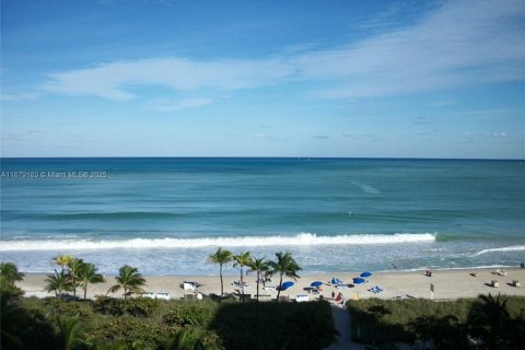 Condo in Bal Harbour, Florida, 2 bedrooms  № 2013471 - photo 11