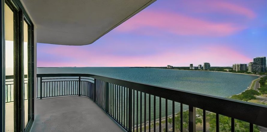 Condominio en Tampa, Florida, 2 dormitorios  № 2151178