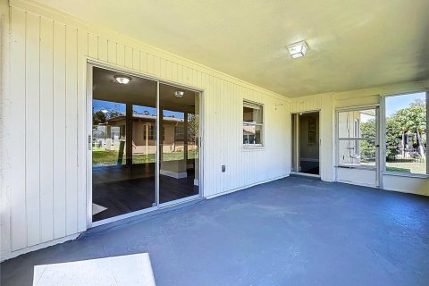 House in Port Richey, Florida 2 bedrooms, 102.84 sq.m. № 1905712 - photo 5
