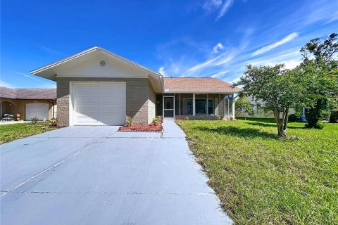 House in Port Richey, Florida 2 bedrooms, 102.84 sq.m. № 1905712 - photo 1