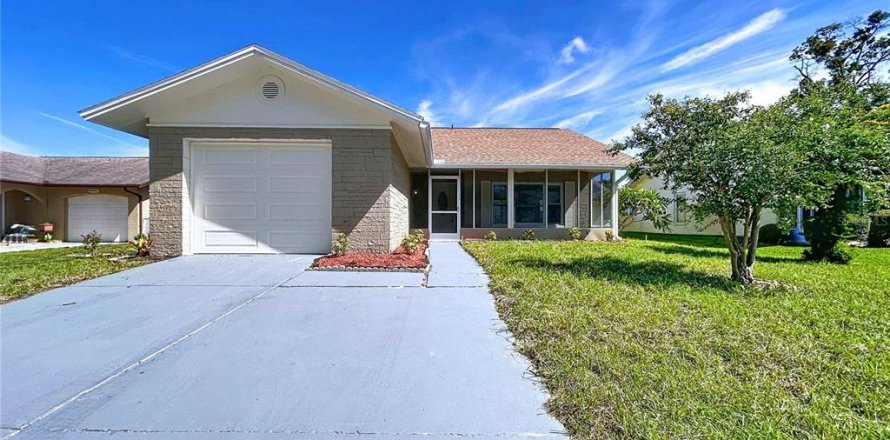 House in Port Richey, Florida 2 bedrooms, 102.84 sq.m. № 1905712