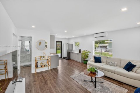 Casa en venta en North Miami, Florida, 2 dormitorios, 69.68 m2 № 1890115 - foto 5