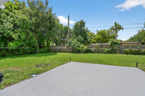 Casa en venta en North Miami, Florida, 2 dormitorios, 69.68 m2 № 1890115 - foto 16