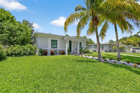 Casa en venta en North Miami, Florida, 2 dormitorios, 69.68 m2 № 1890115 - foto 2