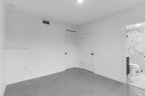 Снять в аренду таунхаус в Хомстед, Флорида 4 спальни, 200.02м2, № 2080158 - фото 12