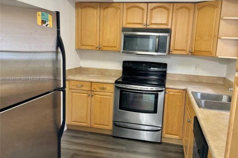 Apartamento en alquiler en Hallandale Beach, Florida, 1 dormitorio, 83.61 m2 № 1992851 - foto 1