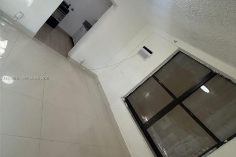 Villa ou maison à louer à Miami, Floride: 1 chambre, 241.08 m2 № 1998018 - photo 4