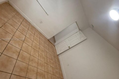 Villa ou maison à louer à Miami, Floride: 1 chambre, 241.08 m2 № 1998018 - photo 9