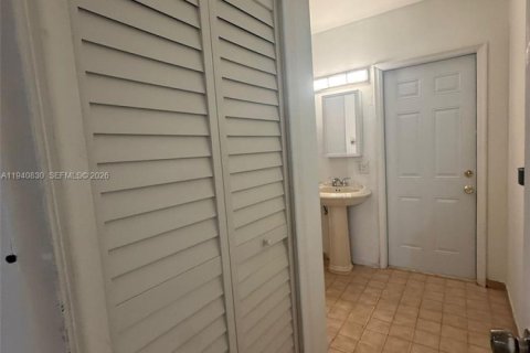 Villa ou maison à louer à Miami, Floride: 1 chambre, 241.08 m2 № 1998018 - photo 15