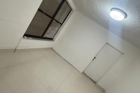 Villa ou maison à louer à Miami, Floride: 1 chambre, 241.08 m2 № 1998018 - photo 5