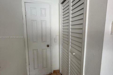 Villa ou maison à louer à Miami, Floride: 1 chambre, 241.08 m2 № 1998018 - photo 16