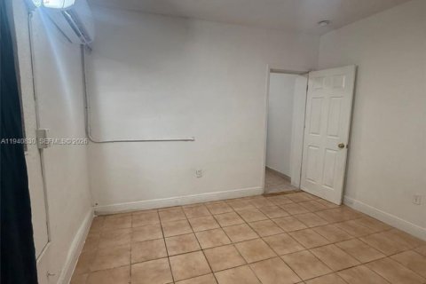 Villa ou maison à louer à Miami, Floride: 1 chambre, 241.08 m2 № 1998018 - photo 11