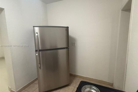 Villa ou maison à louer à Miami, Floride: 1 chambre, 241.08 m2 № 1998018 - photo 2