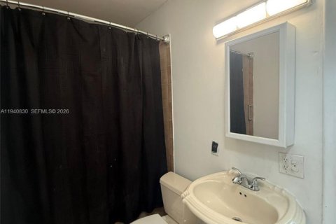 Villa ou maison à louer à Miami, Floride: 1 chambre, 241.08 m2 № 1998018 - photo 13