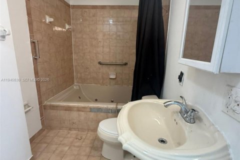 Villa ou maison à louer à Miami, Floride: 1 chambre, 241.08 m2 № 1998018 - photo 12