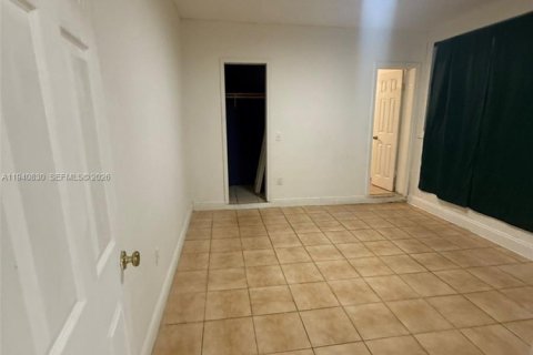 Villa ou maison à louer à Miami, Floride: 1 chambre, 241.08 m2 № 1998018 - photo 10