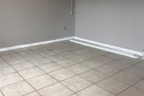 Снять в аренду виллу или дом в Норт-Майами, Флорида 3 спальни, 267.56м2, № 1962916 - фото 2