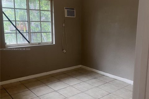 Снять в аренду виллу или дом в Норт-Майами, Флорида 3 спальни, 267.56м2, № 1962916 - фото 4