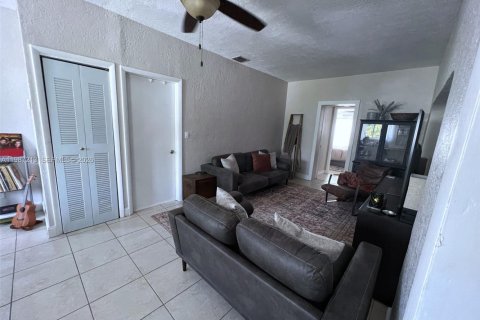 Снять в аренду виллу или дом в Норт-Майами-Бич, Флорида 3 спальни, 129.97м2, № 2047772 - фото 17