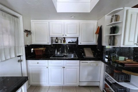 Снять в аренду виллу или дом в Норт-Майами-Бич, Флорида 3 спальни, 129.97м2, № 2047772 - фото 15