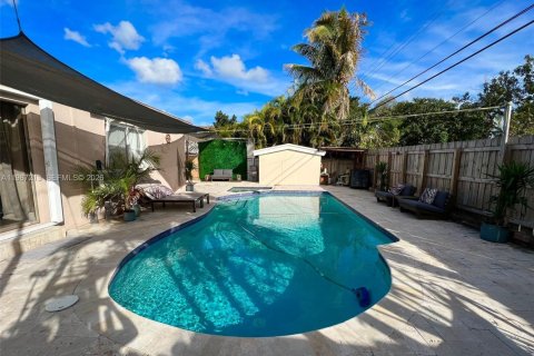Снять в аренду виллу или дом в Норт-Майами-Бич, Флорида 3 спальни, 129.97м2, № 2047772 - фото 2
