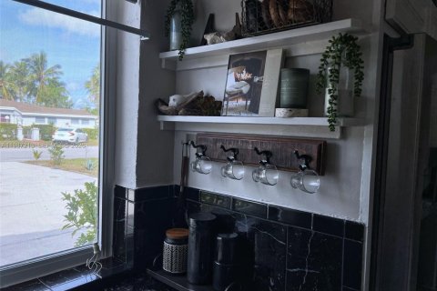 Снять в аренду виллу или дом в Норт-Майами-Бич, Флорида 3 спальни, 129.97м2, № 2047772 - фото 26