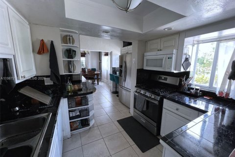 Снять в аренду виллу или дом в Норт-Майами-Бич, Флорида 3 спальни, 129.97м2, № 2047772 - фото 16