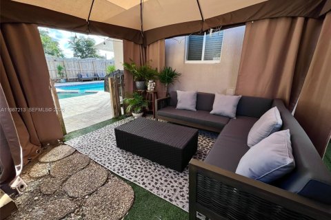 Снять в аренду виллу или дом в Норт-Майами-Бич, Флорида 3 спальни, 129.97м2, № 2047772 - фото 11