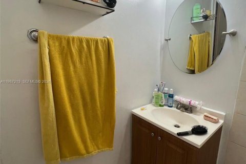 Снять в аренду виллу или дом в Норт-Майами-Бич, Флорида 3 спальни, 129.97м2, № 2047772 - фото 27