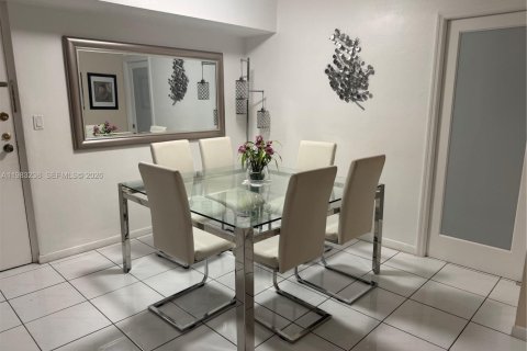 Condominio en alquiler en Miami, Florida, 2 dormitorios, 79.43 m2 № 2051254 - foto 2