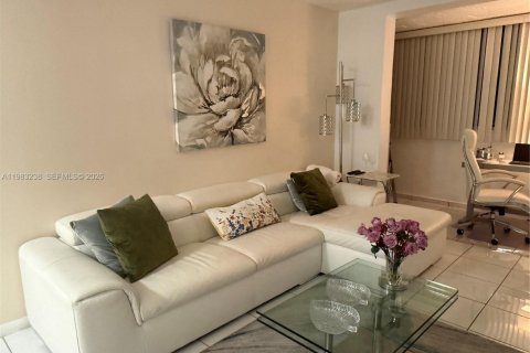 Condominio en alquiler en Miami, Florida, 2 dormitorios, 79.43 m2 № 2051254 - foto 8