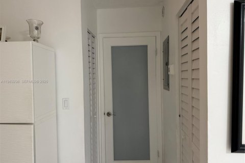 Condominio en alquiler en Miami, Florida, 2 dormitorios, 79.43 m2 № 2051254 - foto 9