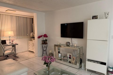Condominio en alquiler en Miami, Florida, 2 dormitorios, 79.43 m2 № 2051254 - foto 7
