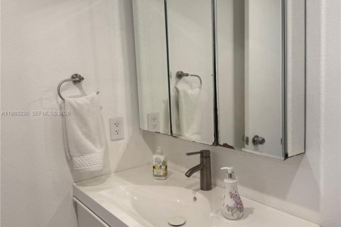 Condominio en alquiler en Miami, Florida, 2 dormitorios, 79.43 m2 № 2051254 - foto 18