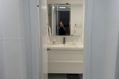 Condominio en alquiler en Miami, Florida, 2 dormitorios, 79.43 m2 № 2051254 - foto 17