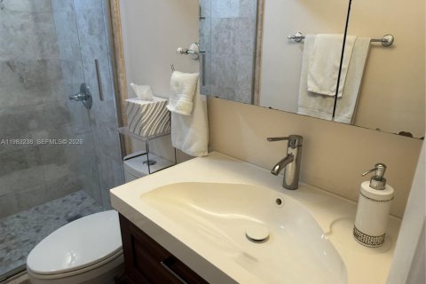 Condominio en alquiler en Miami, Florida, 2 dormitorios, 79.43 m2 № 2051254 - foto 13