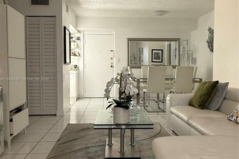Condominio en alquiler en Miami, Florida, 2 dormitorios, 79.43 m2 № 2051254 - foto 3