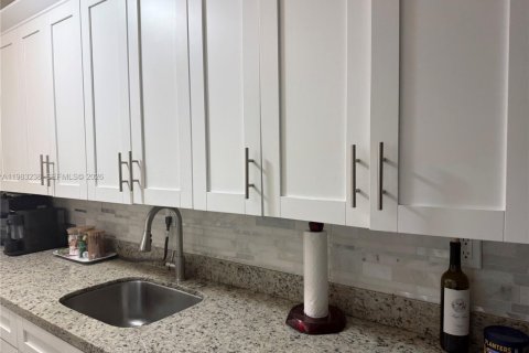 Condominio en alquiler en Miami, Florida, 2 dormitorios, 79.43 m2 № 2051254 - foto 5