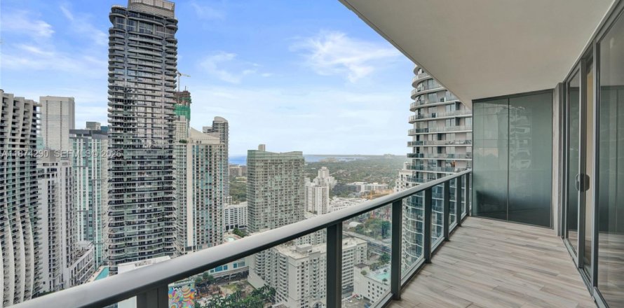 Condo in Miami, Florida, 1 bedroom № 2090273