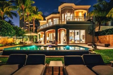 House in Aventura, Florida 6 bedrooms, 644 sq.m. № 2065421