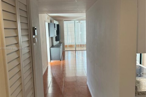 Condo in Lauderdale Lakes, Florida, 2 bedrooms  № 2016979 - photo 5