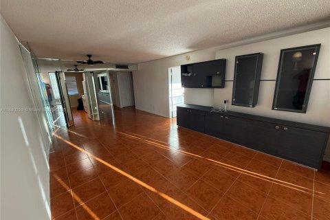 Condo in Lauderdale Lakes, Florida, 2 bedrooms  № 2016979 - photo 4