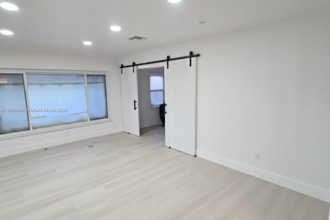 House in Plant City, Florida 5 bedrooms, 355.63 sq.m. № 1954688 - photo 21