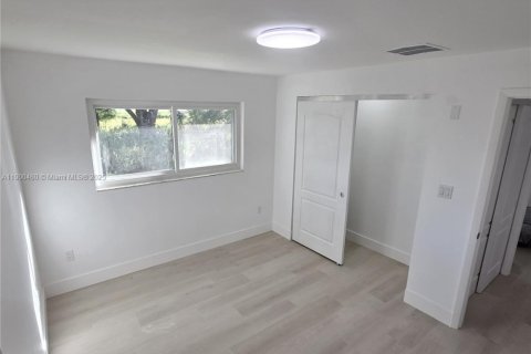 House in Plant City, Florida 5 bedrooms, 355.63 sq.m. № 1954688 - photo 11